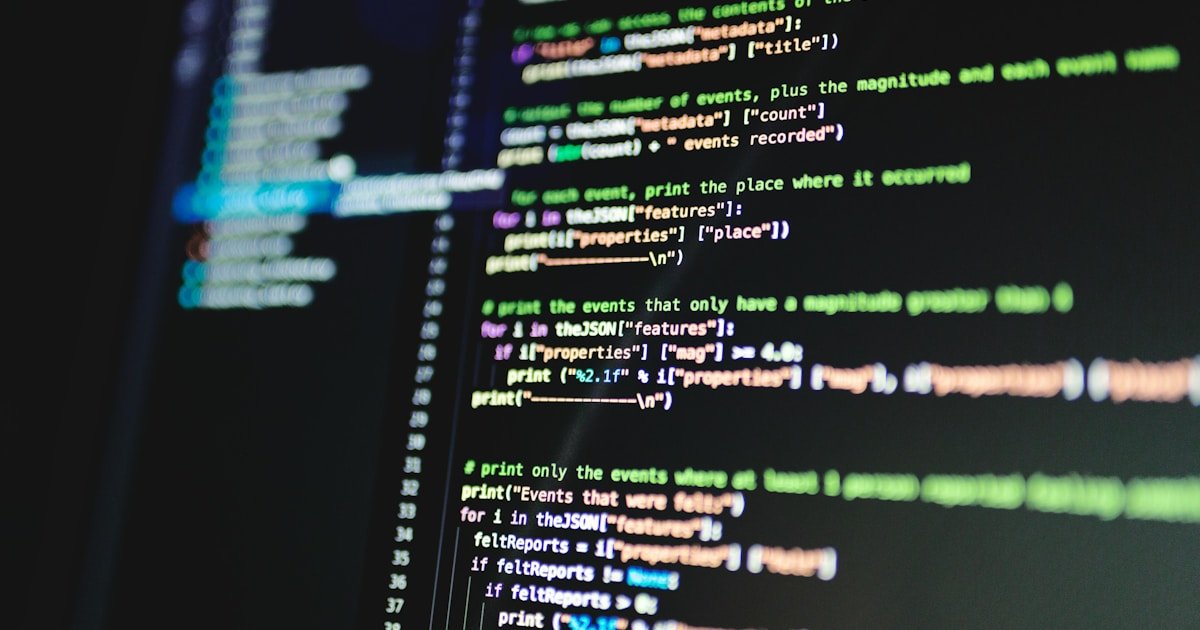 Computerscherm waarop de broncode te zien is die wordt gebruikt om een op maat gemaakte AI-agent te bouwen en te testen