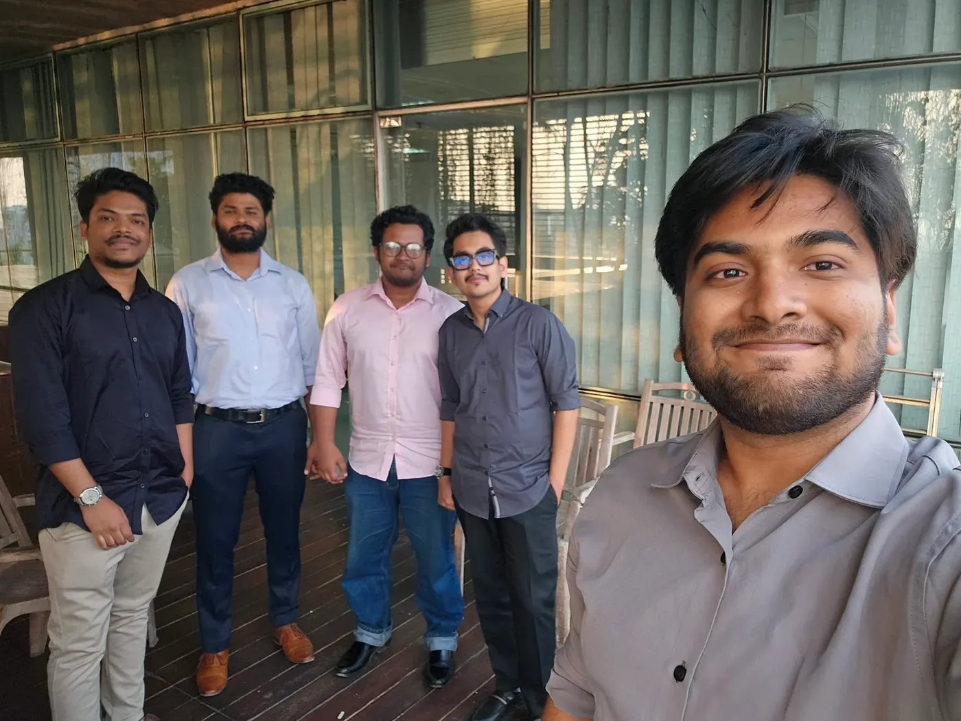 فريق CodeMyPixel مع فريق Aaladin أمام مكتبهم في غولشان.